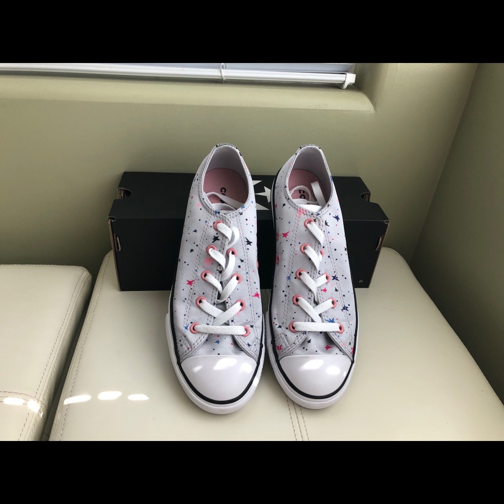 NIB Converse Sneaker Shoes, size 4